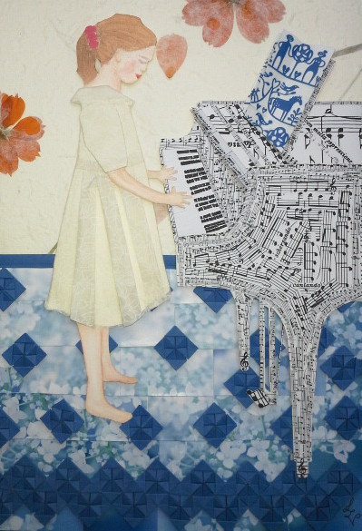 Collage hecho a mano de partituras y papel pintado. El collage muestra a una niña parada al piano tocando música.